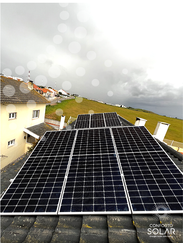 Painéis solares sobre o telhado de uma casa