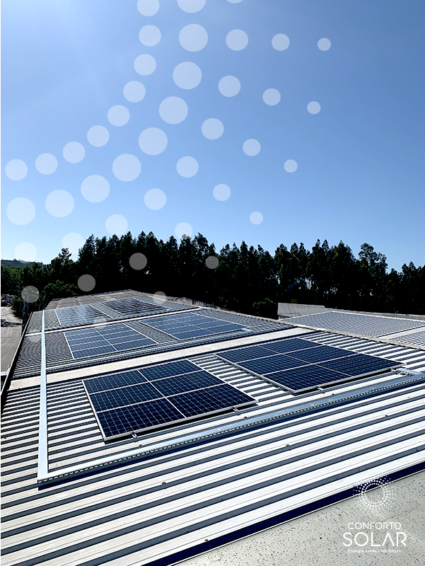 Painéis solares sobre o telhado de uma empresa
